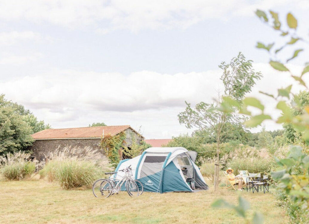 Campsite pitches in the Vendée, minimum 200 m² , 2 to 6 people - Domaine de  l'Oiselière